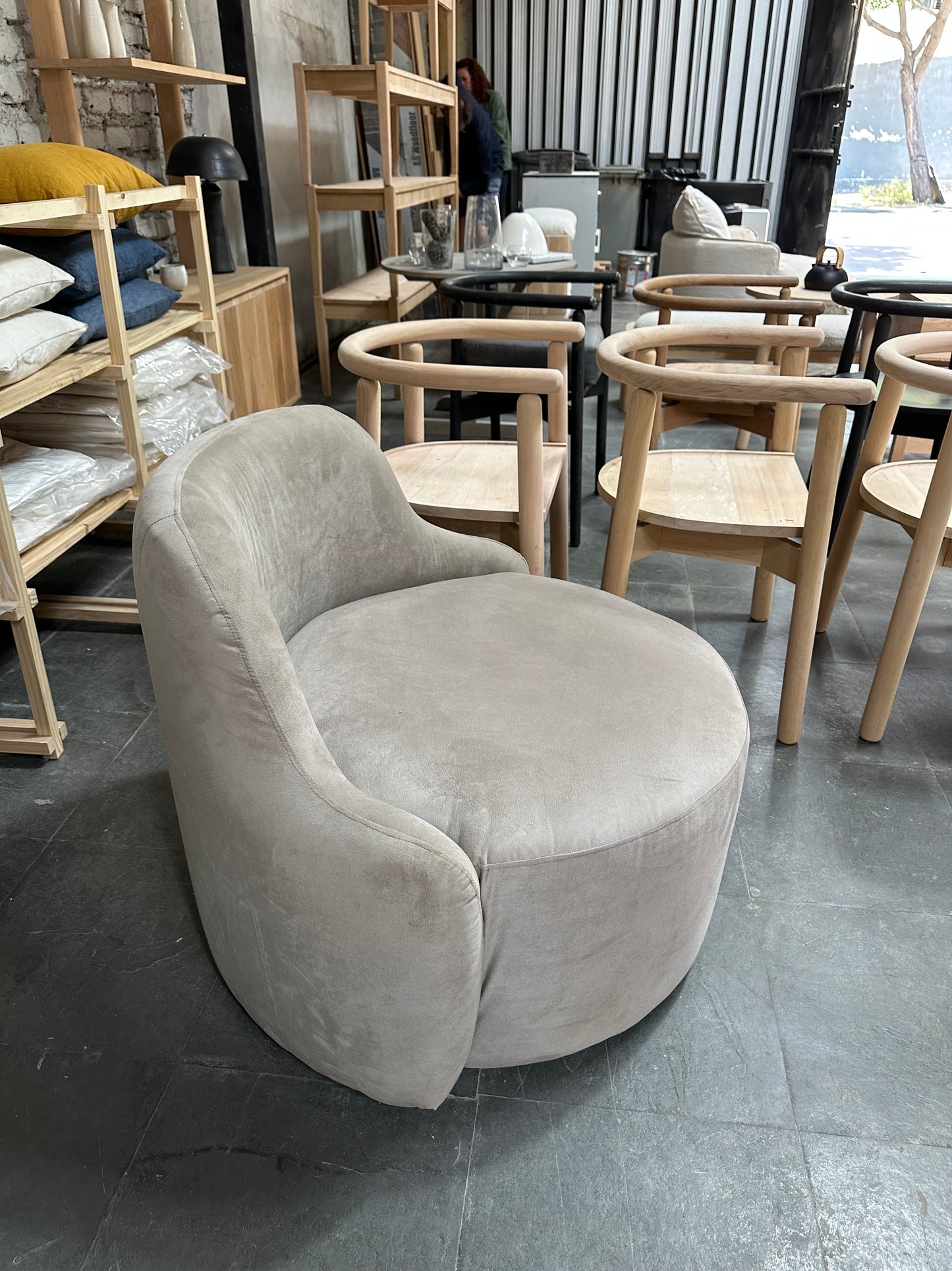 Sillón redondo gamuza