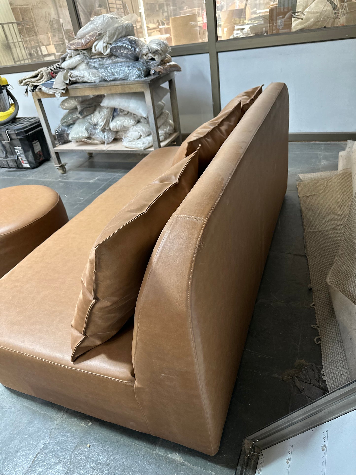 Sofá eco-cuero con pouf