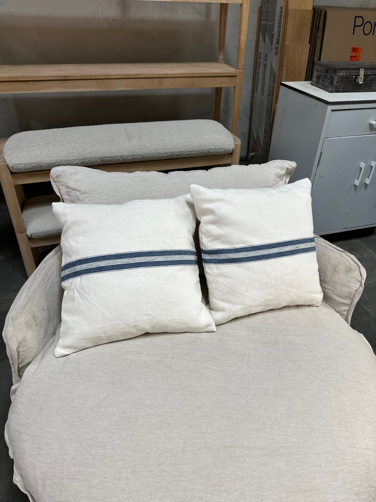 Cojín blanco lineas azules