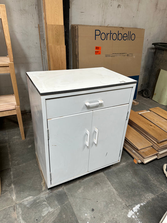 Mueble metalico con cubierta plastica