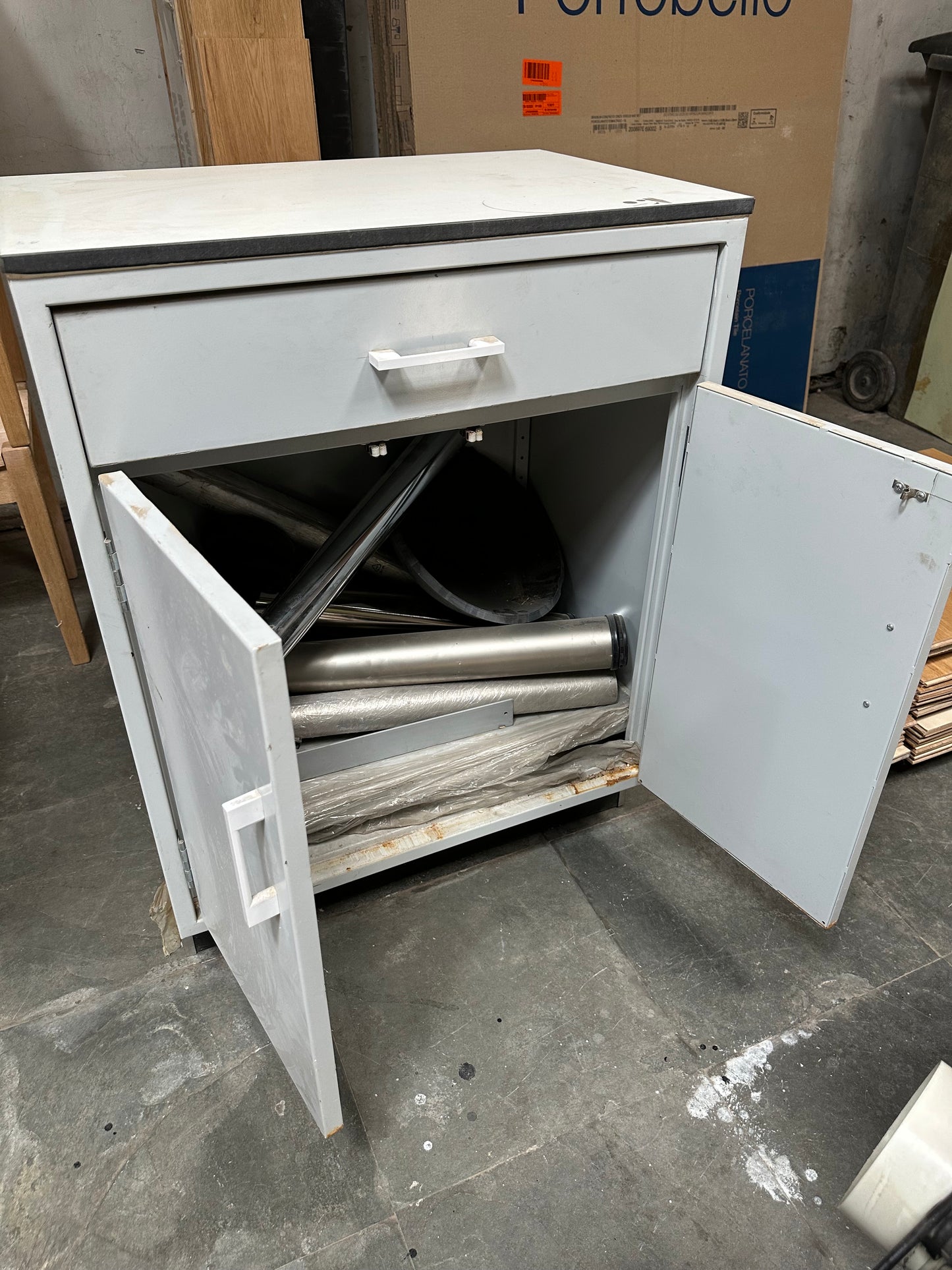 Mueble metalico con cubierta plastica