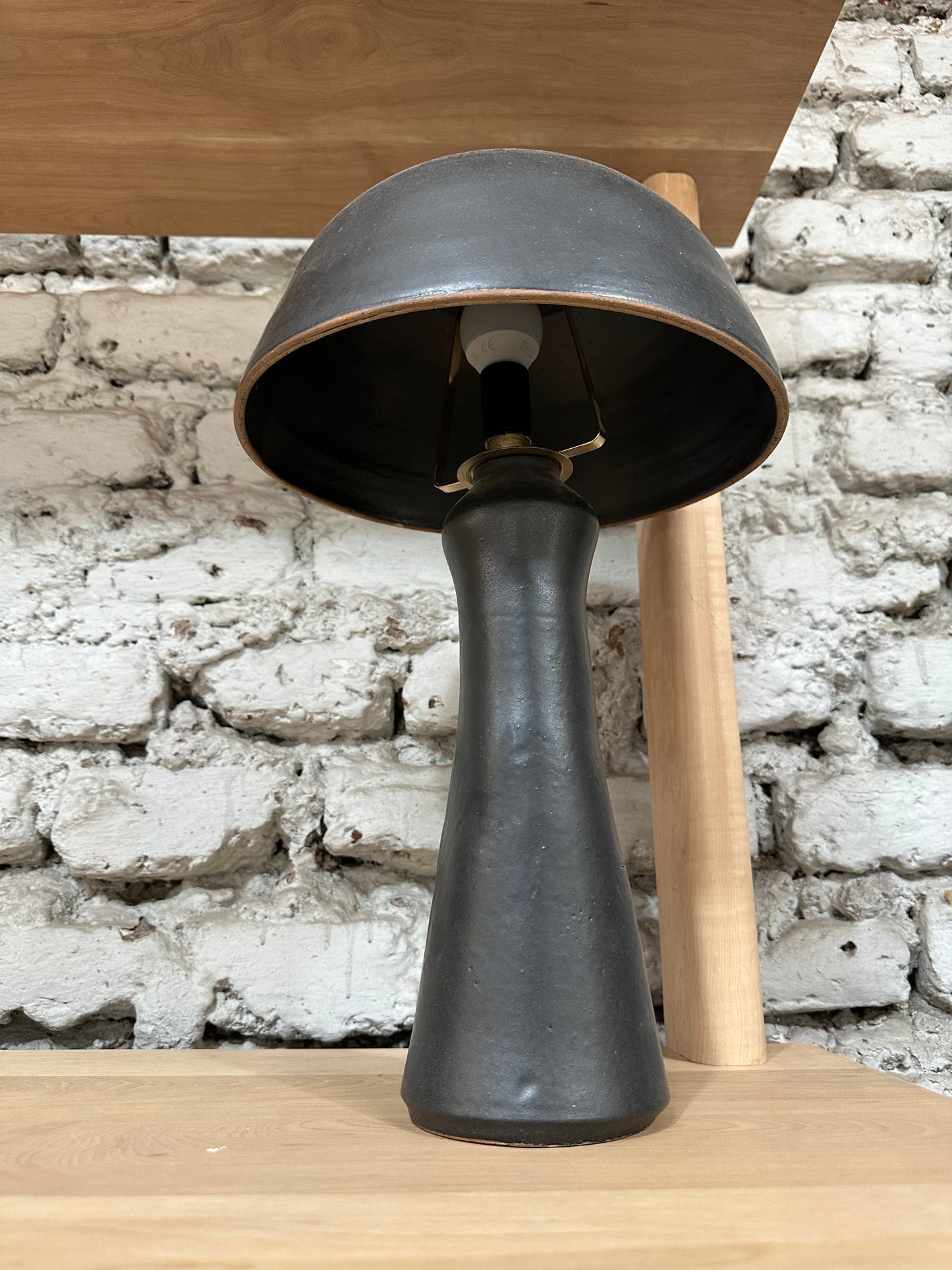 Lámpara cerámica negra