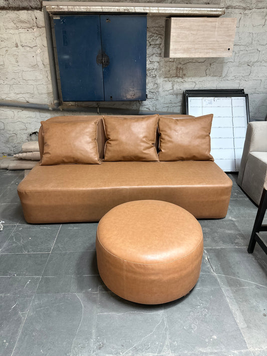 Sofá eco-cuero con pouf