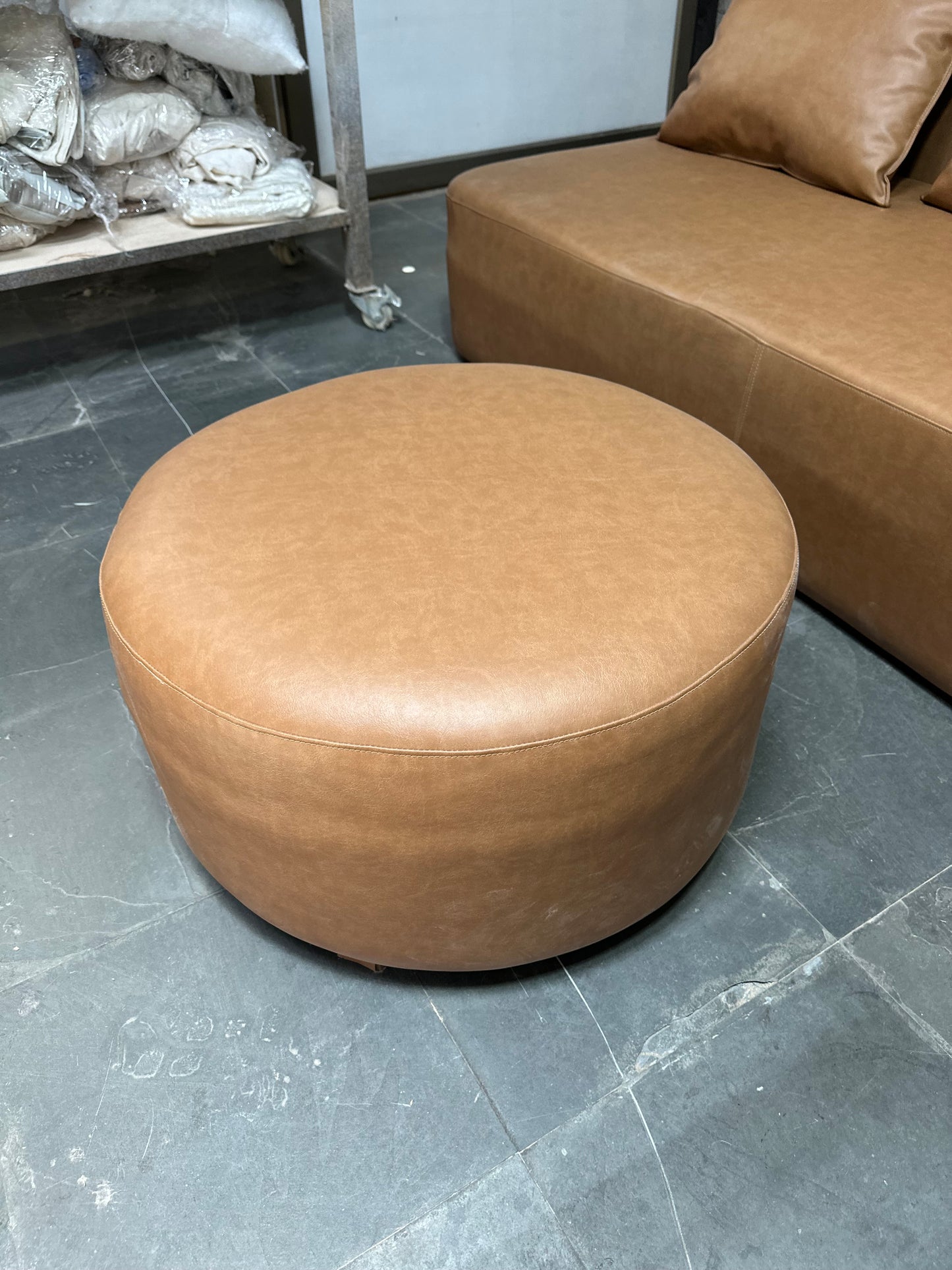 Sofá eco-cuero con pouf