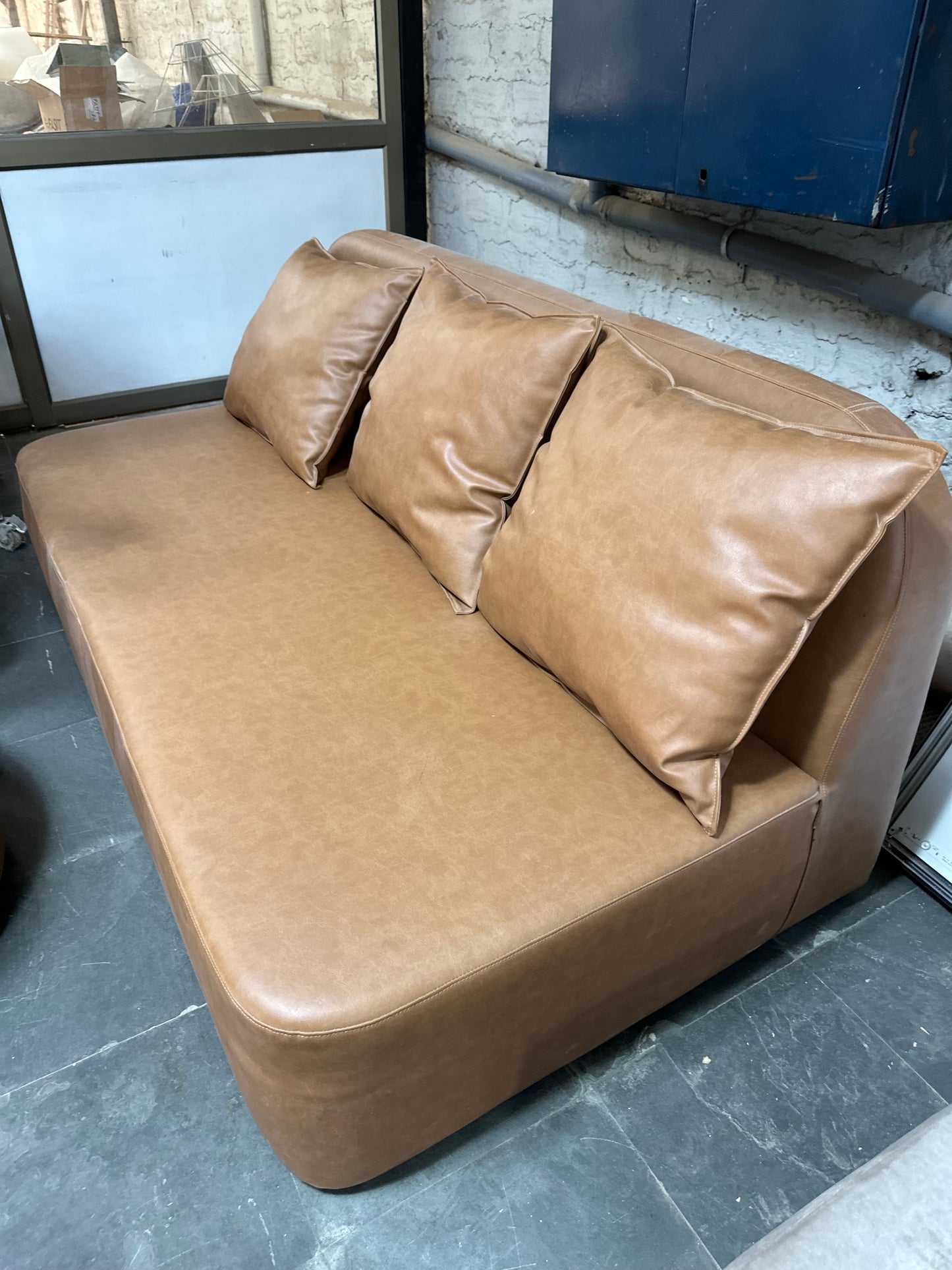 Sofá eco-cuero con pouf