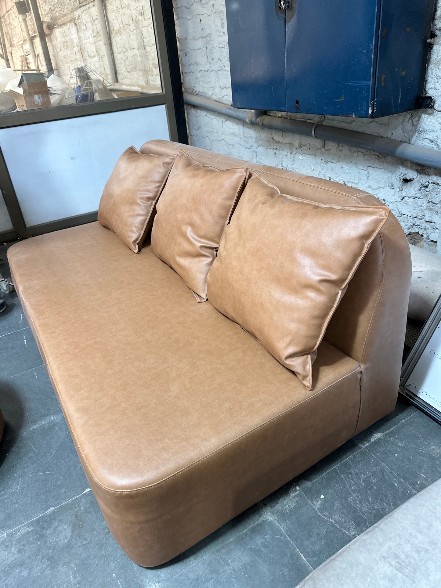 Sofá eco-cuero con pouf