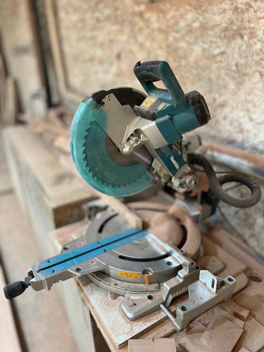 Sierra Ingleteadora Telescopica 12" Makita